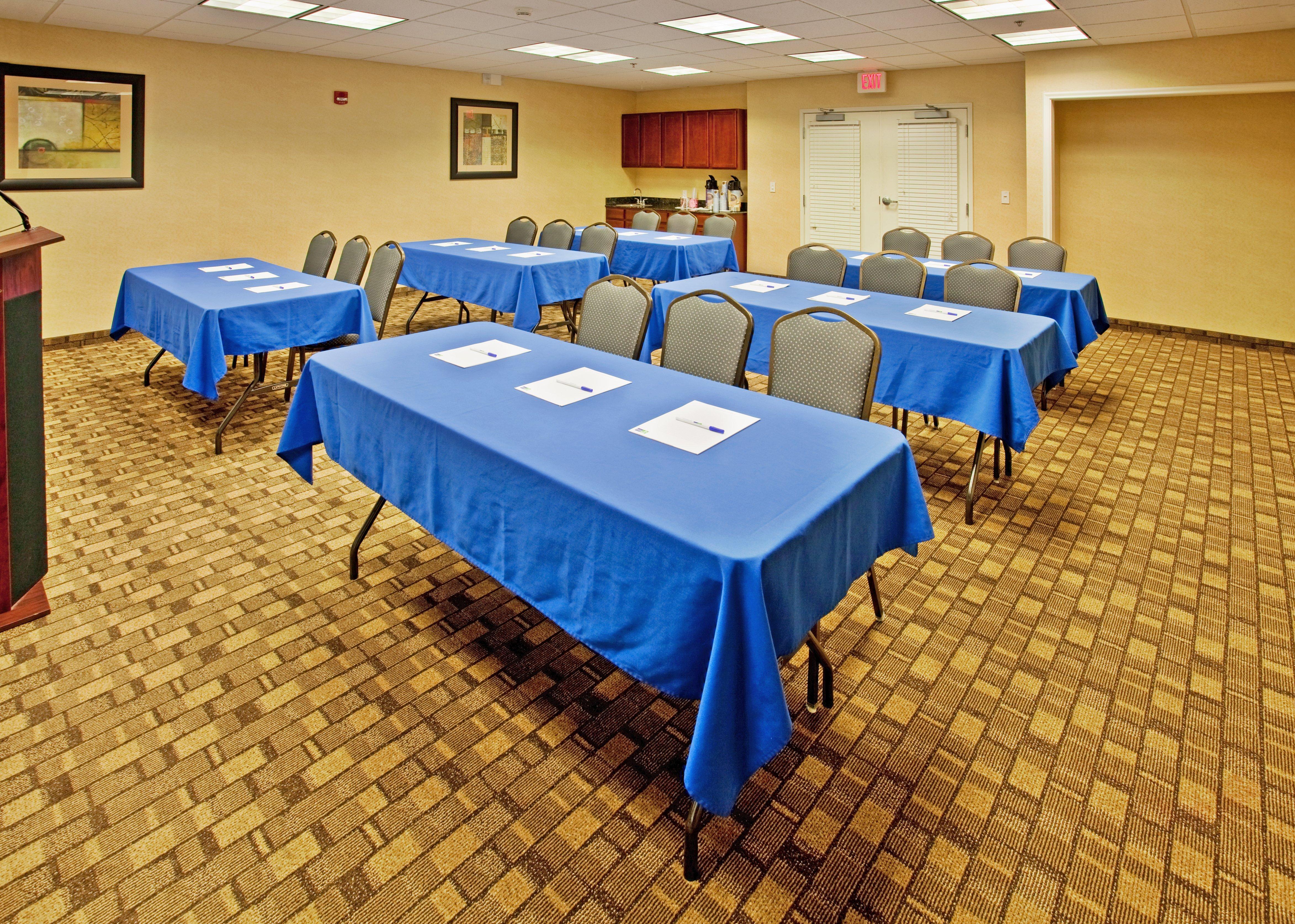 Holiday Inn Express Hotel & Suites Wichita Airport By Ihg Bagian luar foto