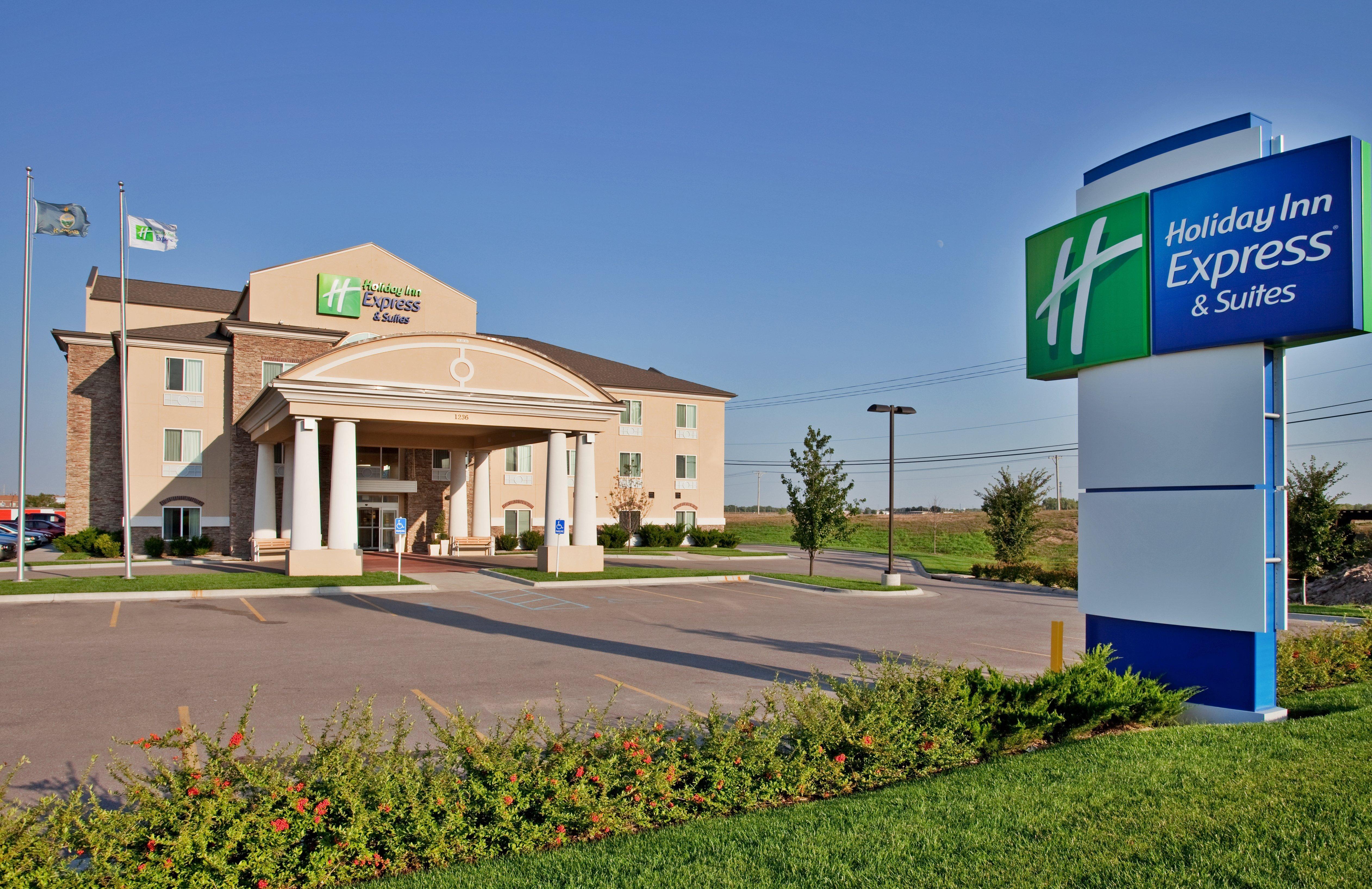 Holiday Inn Express Hotel & Suites Wichita Airport By Ihg Bagian luar foto