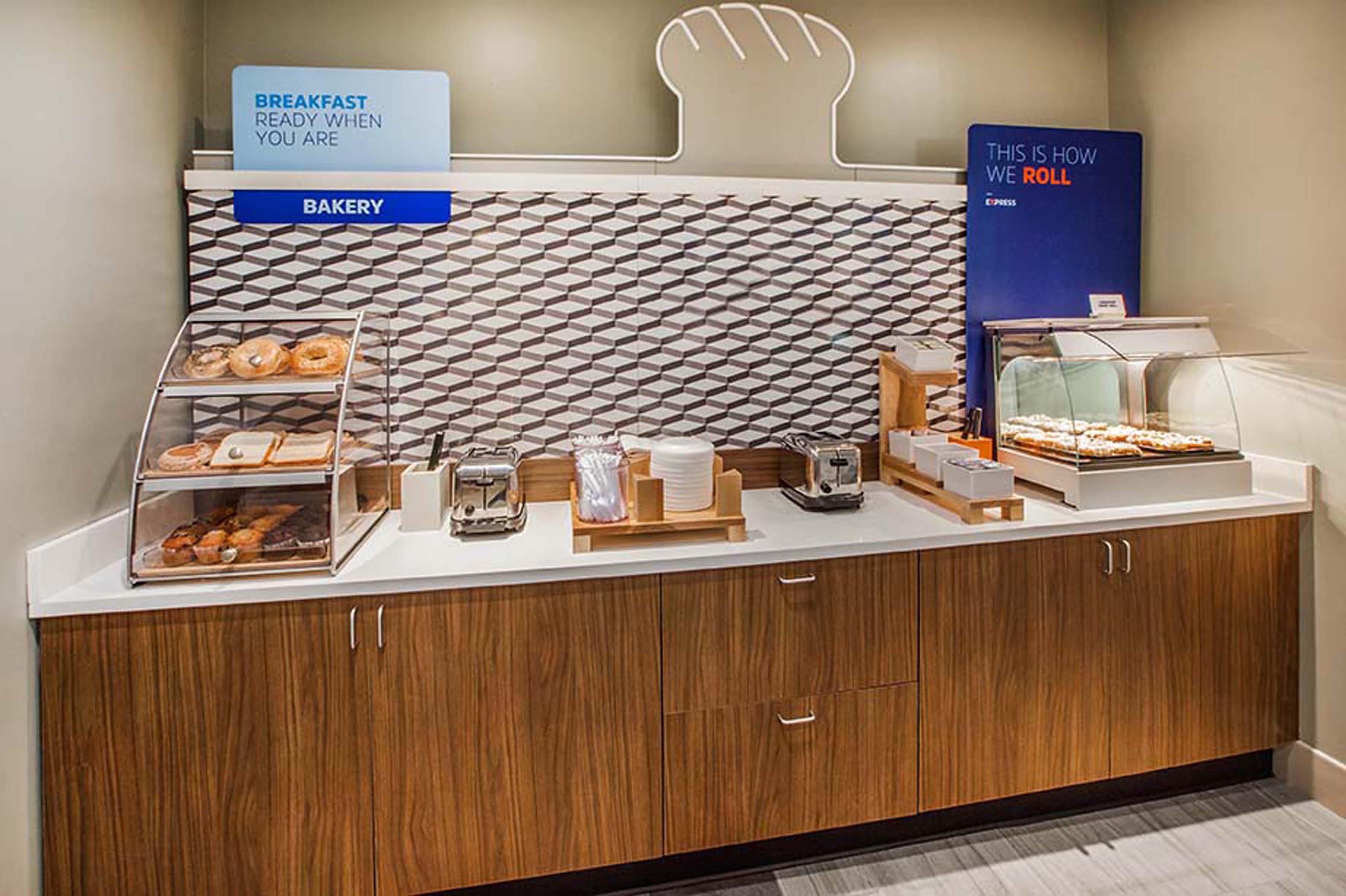Holiday Inn Express Hotel & Suites Wichita Airport By Ihg Bagian luar foto
