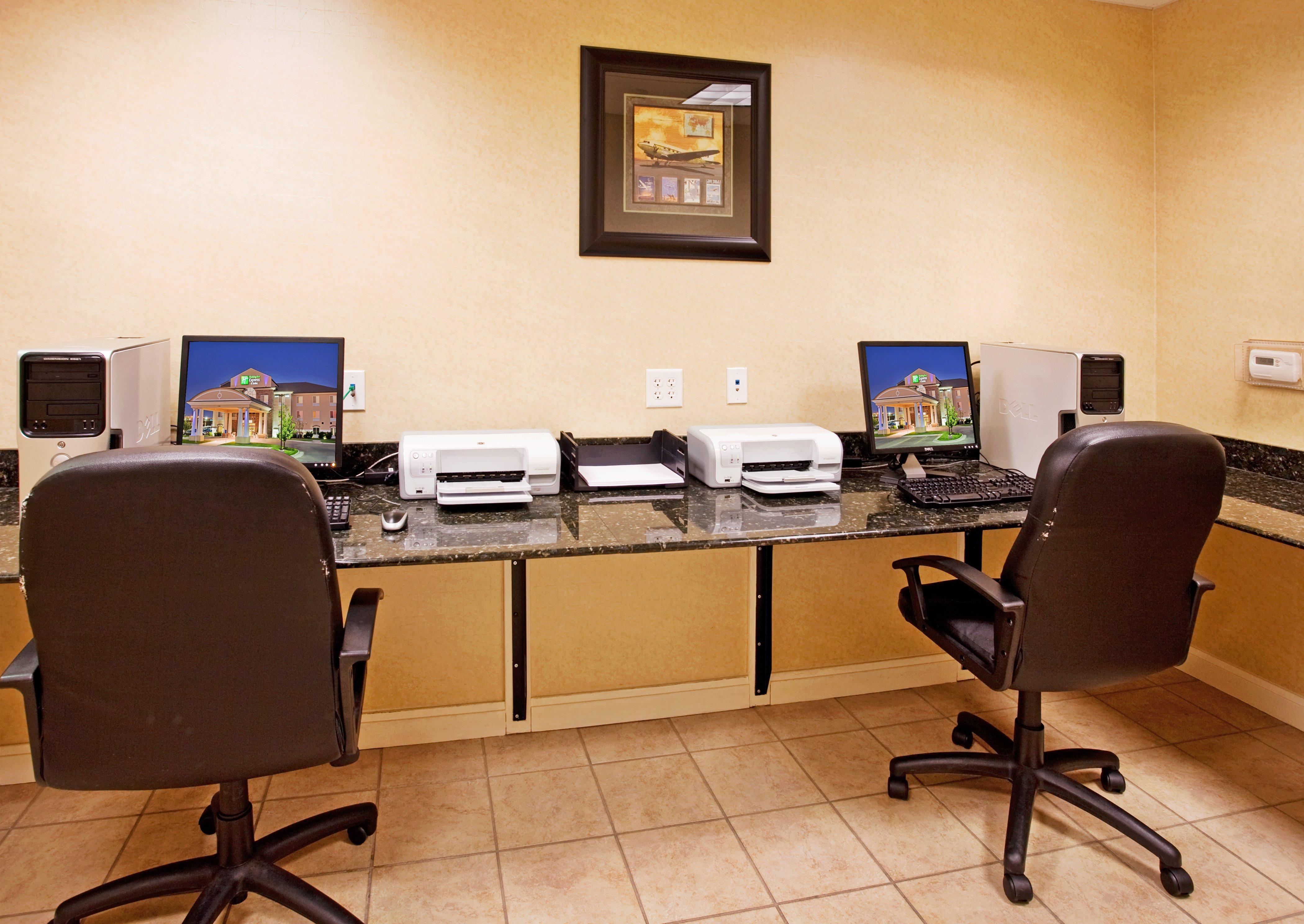 Holiday Inn Express Hotel & Suites Wichita Airport By Ihg Bagian luar foto