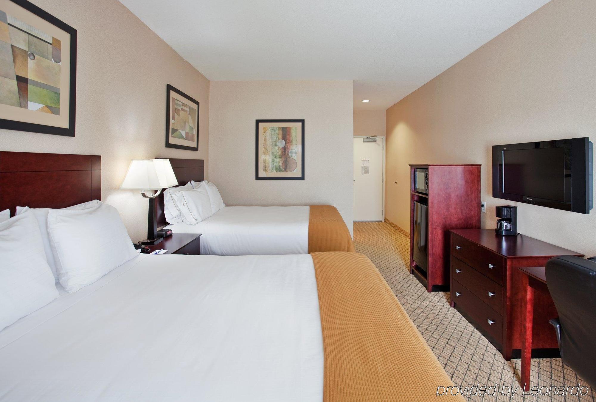 Holiday Inn Express Hotel & Suites Wichita Airport, An Ihg Hotel Bagian luar foto